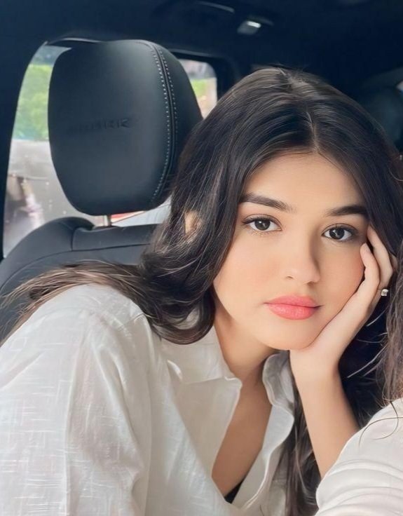 girls profile picture